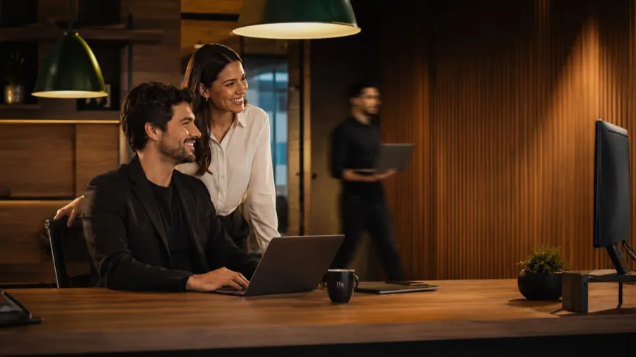 Equipe em reunião de trabalho analisando dados em um notebook